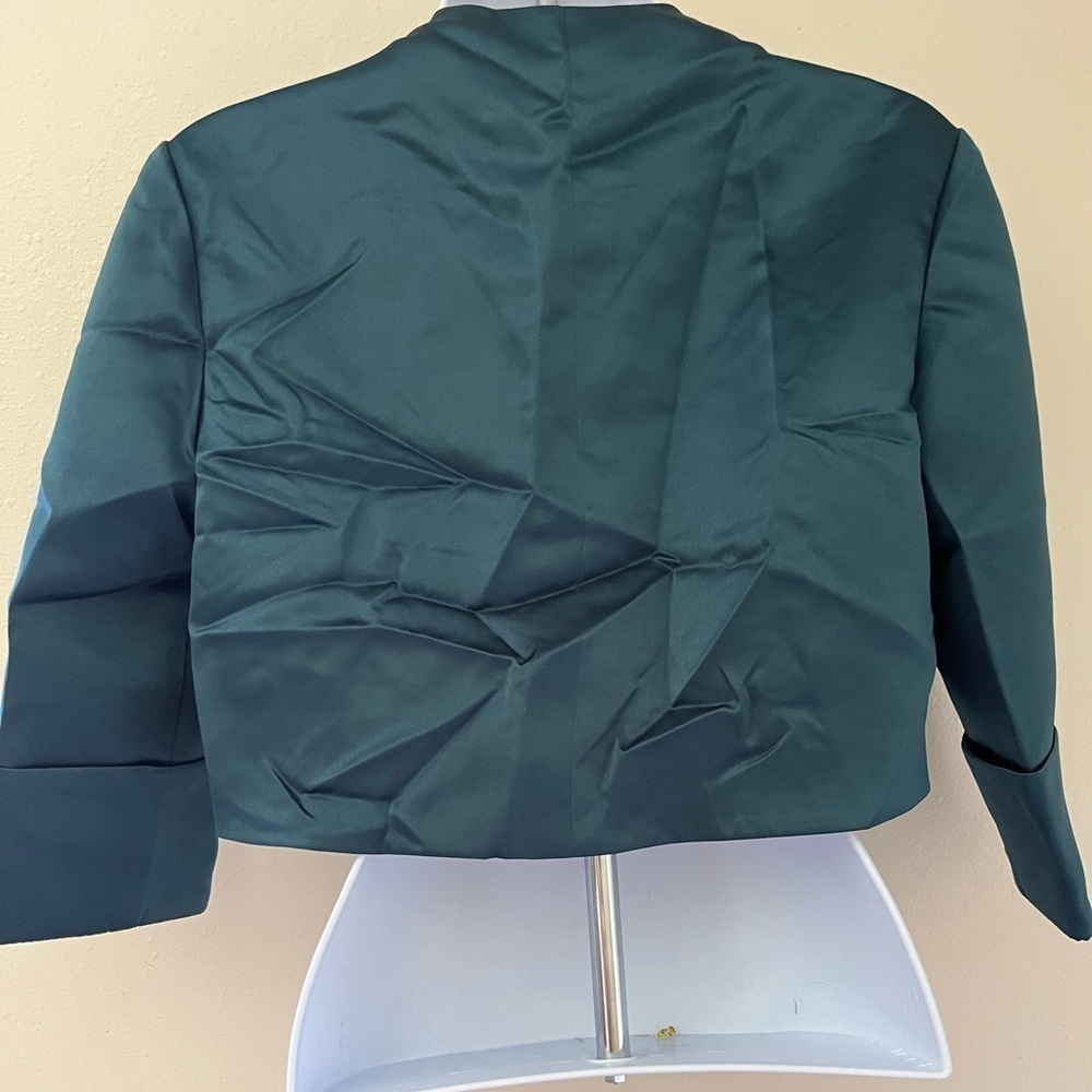 Soft Women’s Peacock Colored Top New in Package - Picture 2 of 3
